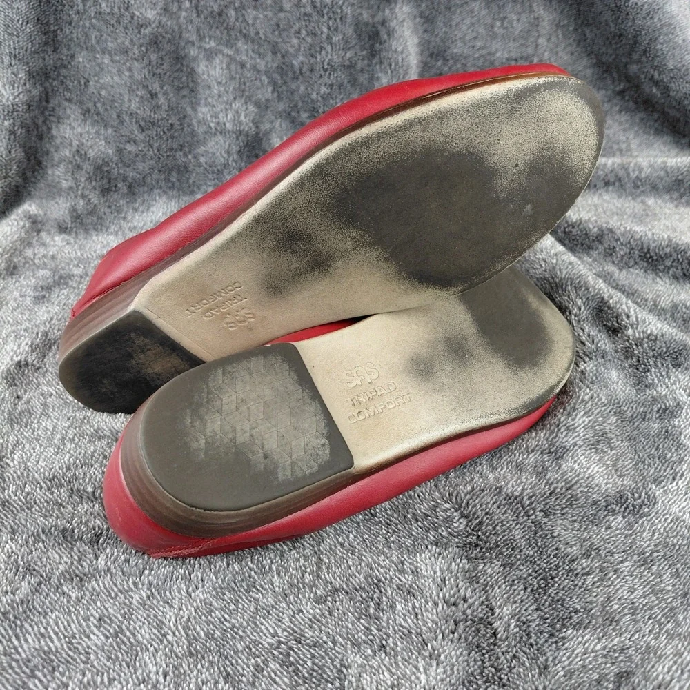 SAS women red